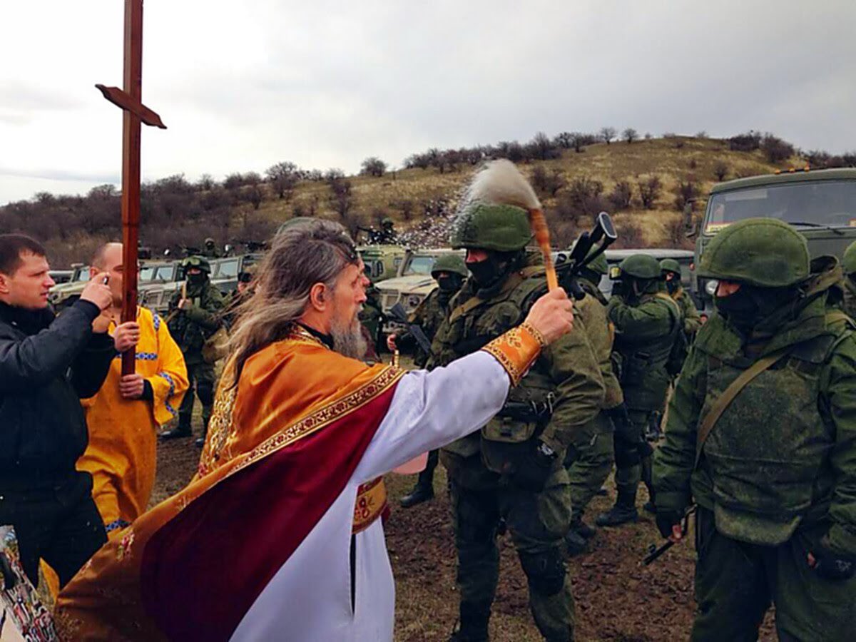 Благословленное оружие. Военный священник. Православный солдат. Православные боевики. Священник на войне.