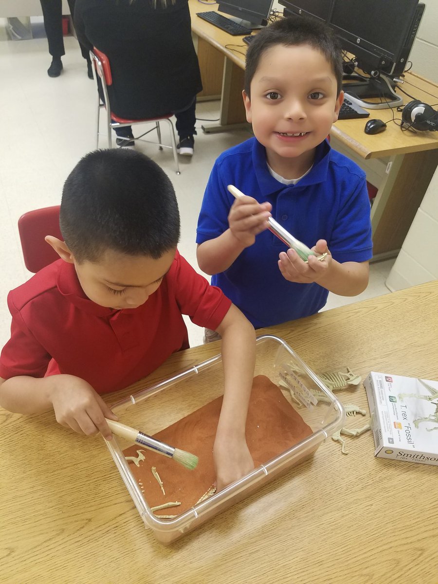 FariasESLISD's tweet photo. Mrs. Mendoza's students being archeologists for the day! #DiggingForBones #Dinosaurs https://t.co/bKu6YyduQr