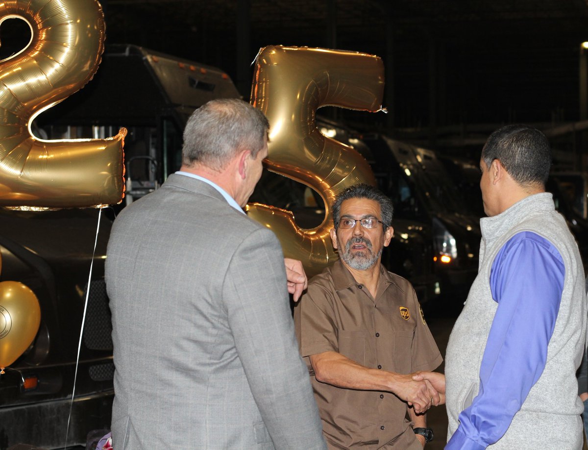 Capital_UPSers's tweet photo. Another rolemodel inducted into the Circle of Honor! Congratulations Reyes III, what an impressive accomplishment! @RedRiverUPSers #COH #HallOfFame #SafetyFirst #CapitalDivision https://t.co/QcxVzVNvSv
