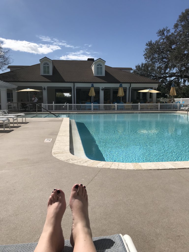 amyc0010's tweet photo. Relaxing by the pool...☀️🌴🍹👙 #SorryNotSorry #vacation #suntan #pooltomyself #everyonesgolfing https://t.co/GECFaoEHQp