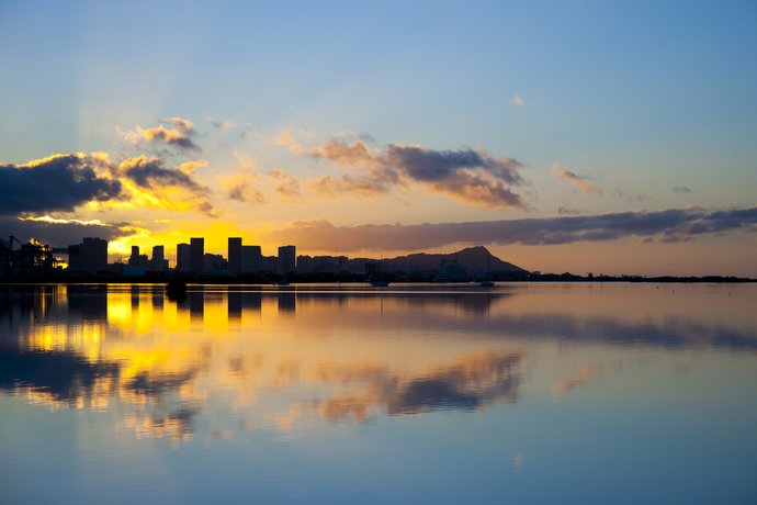 dvandeventer's tweet photo. Aloha kakahiaka from pre-dawn #Wakiki and happy Aloha Friday. Lots of #realHawaii on tap for today along with tons of #BIGdata for @KamakuraCo https://t.co/QknggL6C08