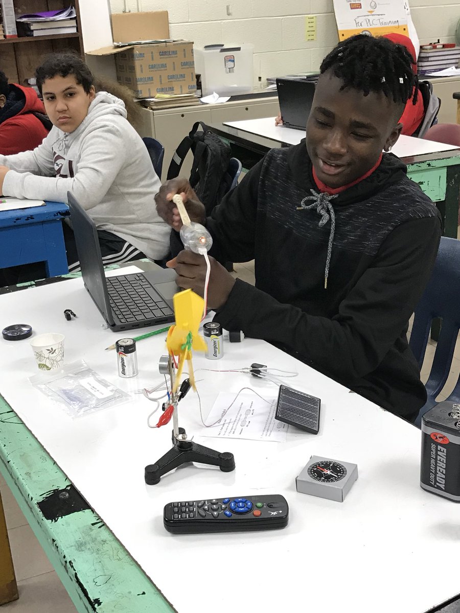 HCS_ScienceDept's tweet image. Lindsay Middle 8th grader in Mr. Crawford’s class demonstrated energy transfer using a hand crank to make the windmill move.  #hcsscience @CheveseThomas @HamptonCSchools