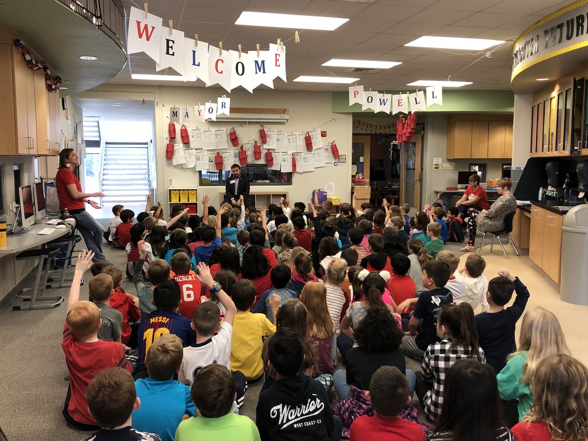 PerkyPerkins12's tweet photo. Our annual visit from @MayorPowell went awesome! He had some tough questions to answer from our #2ndgRAYde #reaganrays, but he did amazing, like always! Thanks again! https://t.co/l23j8aWbfv