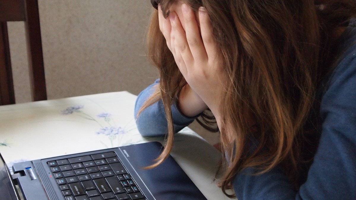 AmicheperlaRete's tweet photo. In inglese lo chiamano "Flaming": è un tipo di cyberbullismo che consiste nell'inviare messaggi violenti e volgari per fare “battaglie” verbali online. Se ne sei stato bersaglio o conosci qualcuno che ne è stato vittima, scrivici e #failaretegiusta https://t.co/Z2y0gwINjo https://t.co/VeSmddpWbu
