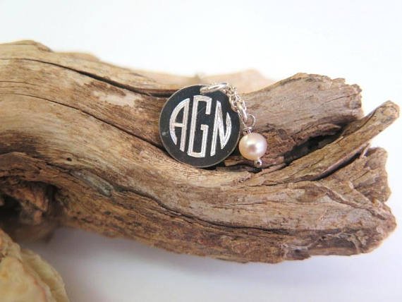 ViyoliD's tweet photo. Circular Pendant, Silver Monogram, Silver Pearl #jewelry #necklace @EtsyMktgTool https://t.co/6IRpTsH76O #circularpendant #silvermonogram https://t.co/HyJM7CNqWJ