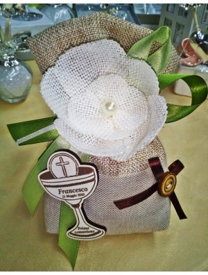 BazarDelRegalo's tweet photo. #Sacchetto🛍️ juta bicolore #primacomunione😇 con #calice magnetico in legno profumato🍓 colori #nastrini a scelta #confezione completa di #confetti🎁 https://t.co/Ymj0HS71eN https://t.co/RO3NrN10T8