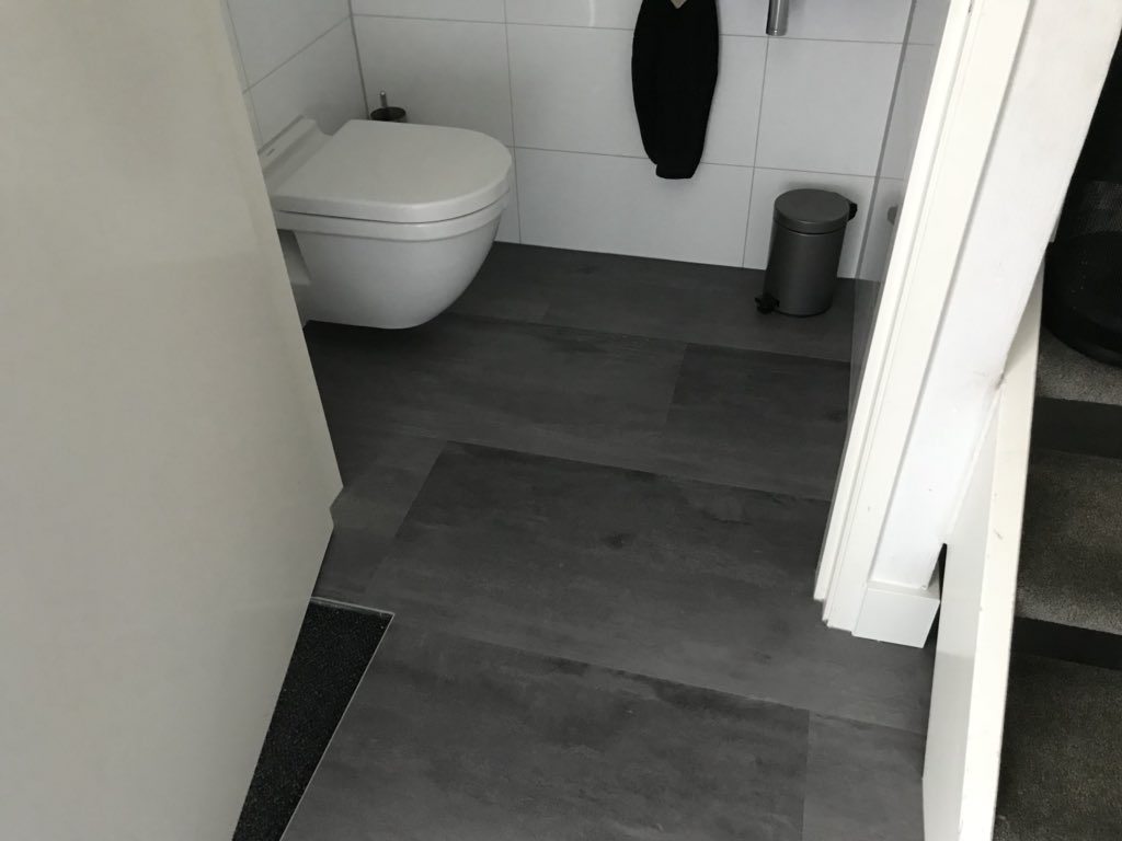 Pvc tegel vloer opgeleverd van <a href="/leoxx/">Leonardo Lugo</a> met 12 cm hoge witte plinten.