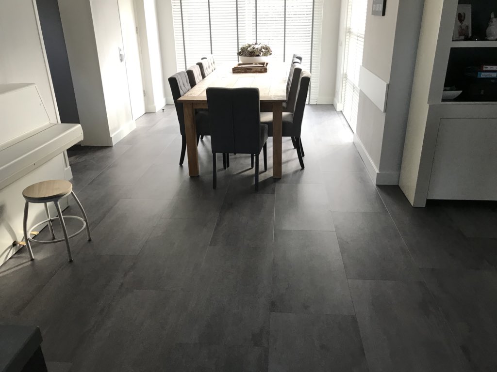 Marcusinterieur's tweet photo. Pvc tegel vloer opgeleverd van @leoxx met 12 cm hoge witte plinten. https://t.co/Zlk1ortBXj