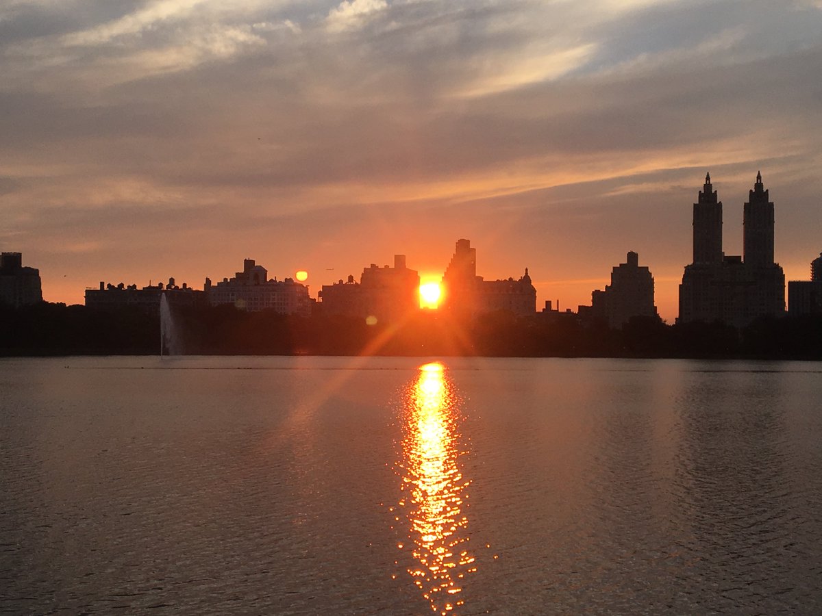 IrishBrassil's tweet image. That&apos;s #easy  @CentralParkNYC @My_Cen_ParkNYC 

#EngineersGate on the running path at #JacquelineOnassisReservoir  

Looking #west  #SunsetGlow #sunset #sunsets