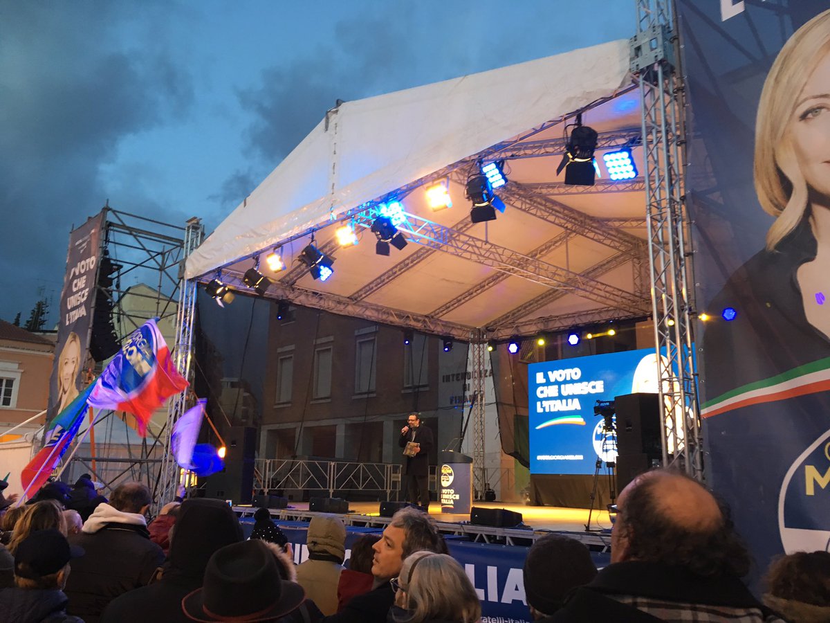sofib14's tweet photo. Abbiamo cominciato!!! Chiusura campagna elettorale FRATELLI D ITALIA  @FratellidItaIia @IsabellaRauti  #4marzovotoFdi #FratelliDItalia #ElezioniPolitiche2018 #MeloniPresidente #PERANDAREOLTRE 🇮🇹🇮🇹 https://t.co/8eajaMv536