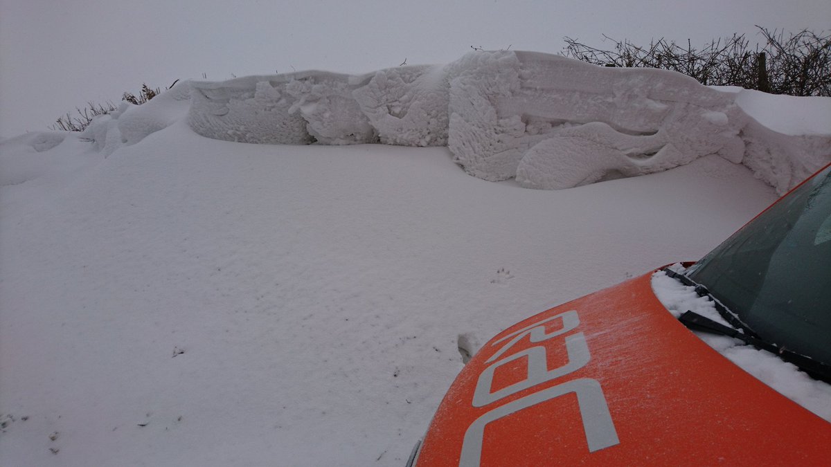 Cjmorgans455's tweet photo. 6ft snow drift in Lenham #coldnighs #coldfeet #teamorange #isithometime #nightshift https://t.co/P47E0Rjs9y