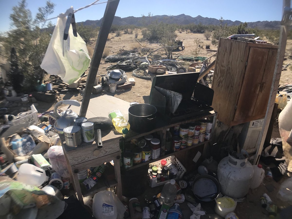 Irfan_latfoto's tweet photo. This is the makeshift shelter, made up of plywood, drywall and hardboard, in Joshua Tree where authorities discovered a family of five with children ages 11, 13 and 14 living. @latimes @latimesphotos @LANow https://t.co/wvIqxRzfip