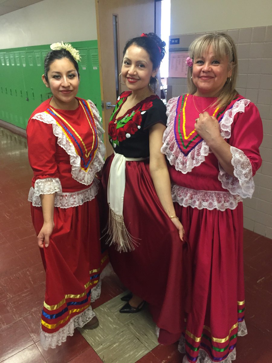 AlexFisher270's tweet photo. Roseville Adult Learning Center annual Cultural Fair. #OrgullaMexicana #mnabe @ISD_623 https://t.co/dVNUrnterN