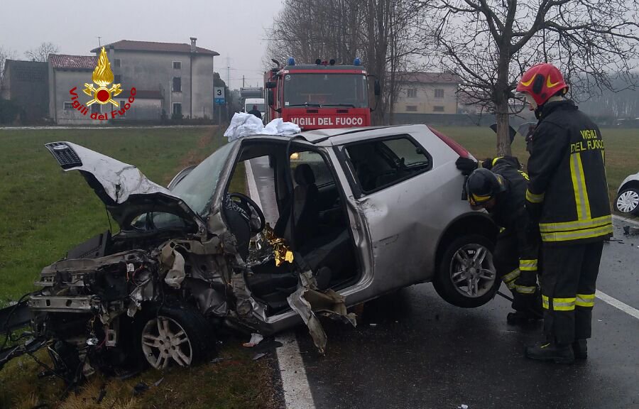 vvfveneto's tweet photo. #2marzo 14:30 #Cartigliano(VI) scontro frontale in rettilineo lungo la #SP59: feriti due giovani. #Vigilidelfuoco estraggono una ragazza rimasta incastrata nell’abitacolo. Entrambi i feriti presi in cura dal @SUEM_Veneto @poliziadistato #soccorsiquotidiani #allaguidanondistrarti https://t.co/Lz43EZySkY
