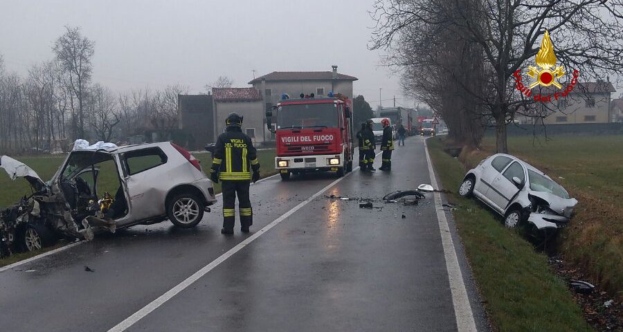 vvfveneto's tweet photo. #2marzo 14:30 #Cartigliano(VI) scontro frontale in rettilineo lungo la #SP59: feriti due giovani. #Vigilidelfuoco estraggono una ragazza rimasta incastrata nell’abitacolo. Entrambi i feriti presi in cura dal @SUEM_Veneto @poliziadistato #soccorsiquotidiani #allaguidanondistrarti https://t.co/Lz43EZySkY