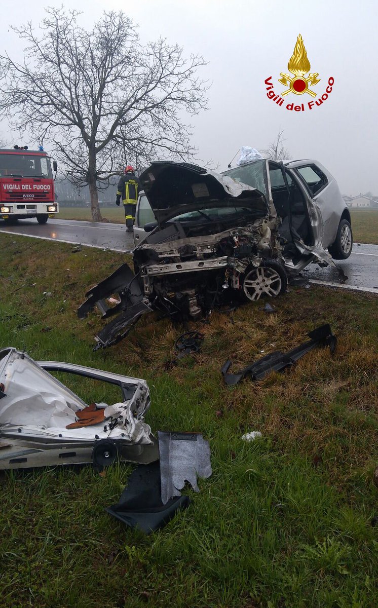 vvfveneto's tweet photo. #2marzo 14:30 #Cartigliano(VI) scontro frontale in rettilineo lungo la #SP59: feriti due giovani. #Vigilidelfuoco estraggono una ragazza rimasta incastrata nell’abitacolo. Entrambi i feriti presi in cura dal @SUEM_Veneto @poliziadistato #soccorsiquotidiani #allaguidanondistrarti https://t.co/Lz43EZySkY