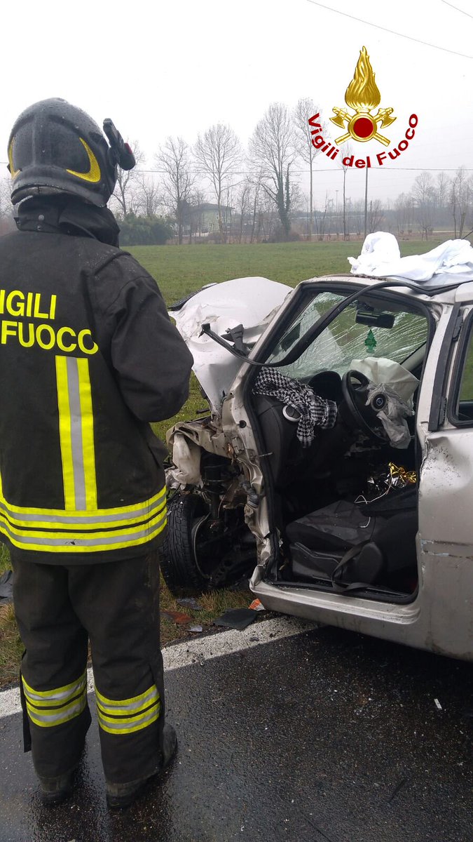 vvfveneto's tweet photo. #2marzo 14:30 #Cartigliano(VI) scontro frontale in rettilineo lungo la #SP59: feriti due giovani. #Vigilidelfuoco estraggono una ragazza rimasta incastrata nell’abitacolo. Entrambi i feriti presi in cura dal @SUEM_Veneto @poliziadistato #soccorsiquotidiani #allaguidanondistrarti https://t.co/Lz43EZySkY
