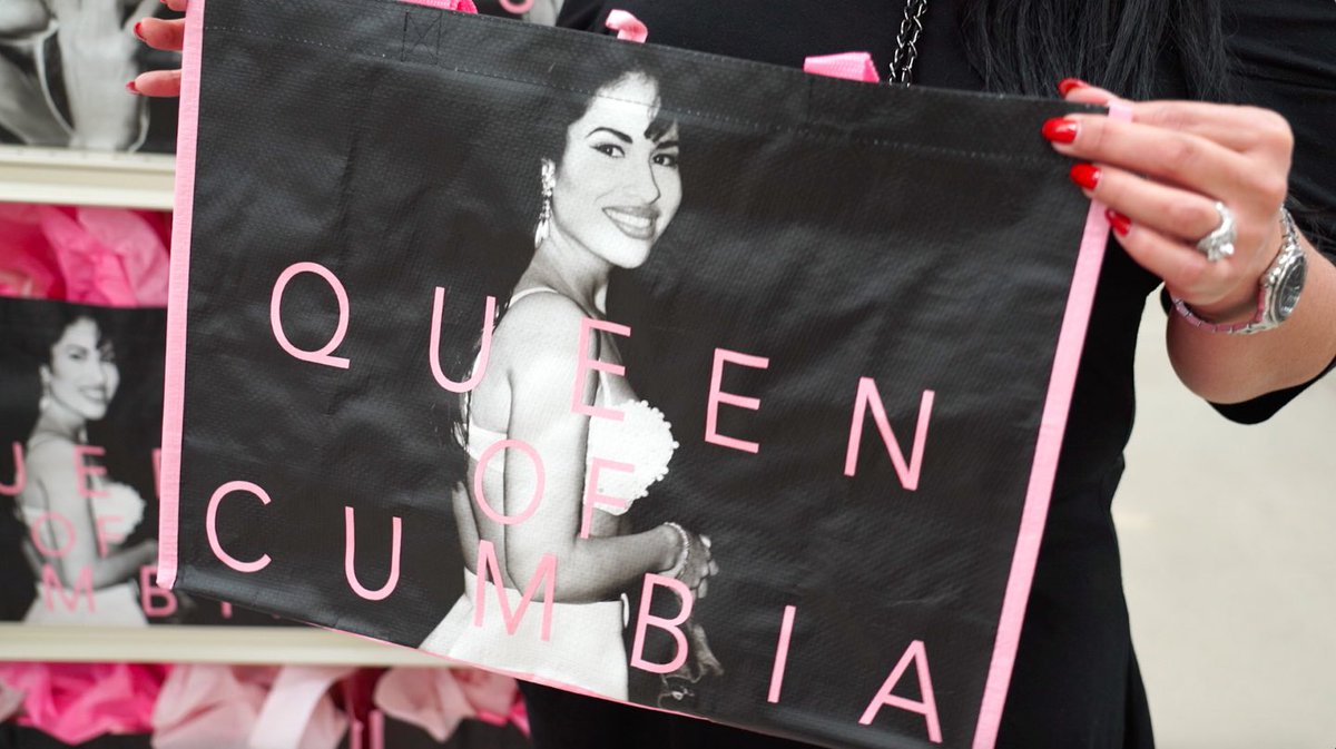 SelenaLaLeyenda's tweet photo. The Selena Foundation is proud to partner with @HEB to honor the Queen of Cumbia.  Check https://t.co/MUXSyoWzwj at 12 noon CT today for another chance to order your limited-edition bag. #SelenayHEB https://t.co/tiVWwfzR9W