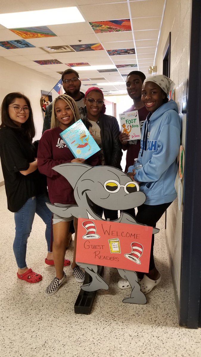 TimberviewAVID's tweet photo. @TimberviewHigh AVID Seniors reading to Thelma Jones Elementary #Sharks for #DrSeussDay today! #PreVIEWers #ReadAcrossAmerica @THSkpenMath @glamourwhit @jackiechanlynn @JayGzzx @maiselph_ https://t.co/NkWiy9IlfH
