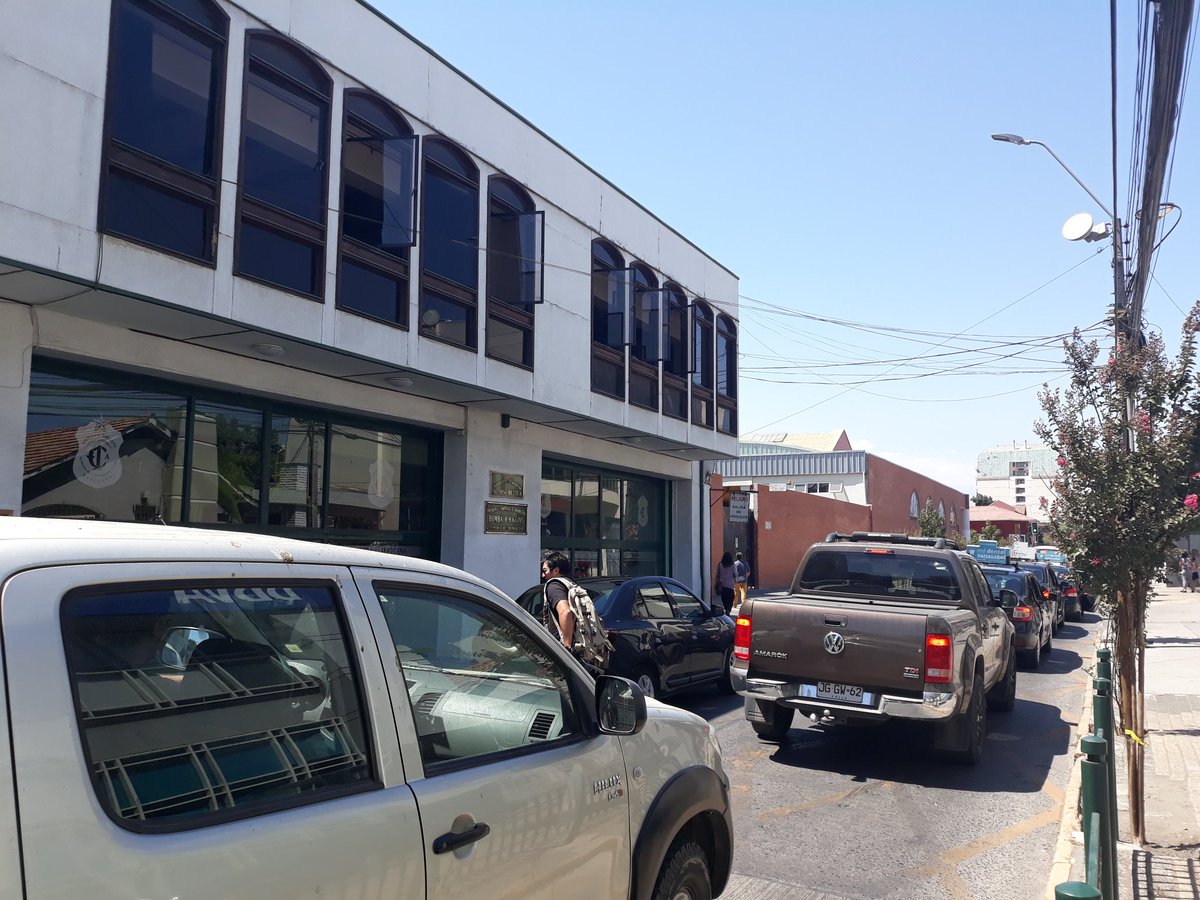 sanchezmoran24's tweet photo. Estimado Alcalde favor su ayuda llego Marzo y no necesitamos pintar de NO BLOQUEAR CRUCE salidas de bomba se retrasan #rancagua @alcaldesoto @bombaohiggins https://t.co/Q7xFyqlXRS