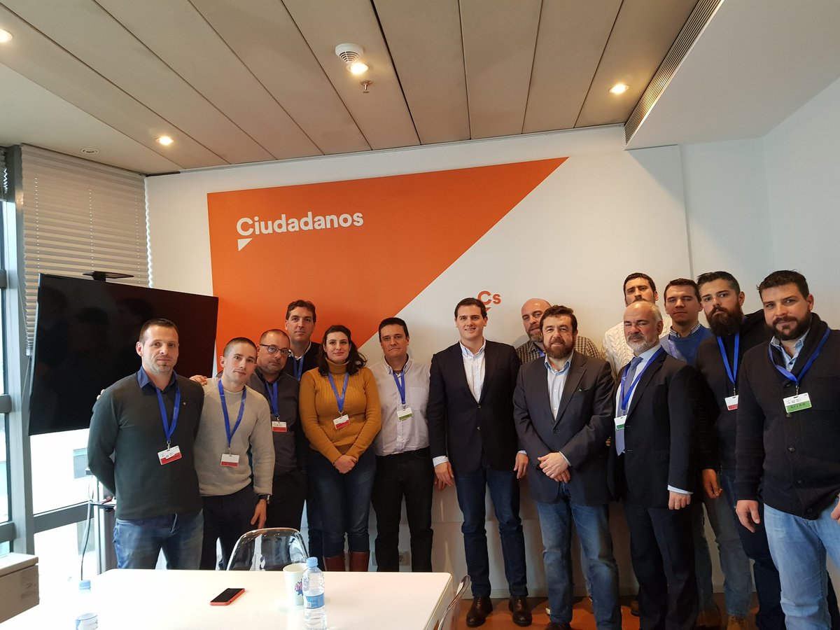 PoliciaSXXI's tweet photo. @PoliciaSXXI en la reunión por la equiparación REAL.
Con @Albert_Rivera @MGutierrezCs @jusapol @ASP_CNP @mendy_asigc @ARPolicias 
➡️Compromiso de @CiudadanosCs firmar presupuestos 500M, + 2 años exigir 500M cada año.
🚨Si la propuesta del SES oculta algo, las nóminas hablarán. https://t.co/LmymK8RDAr