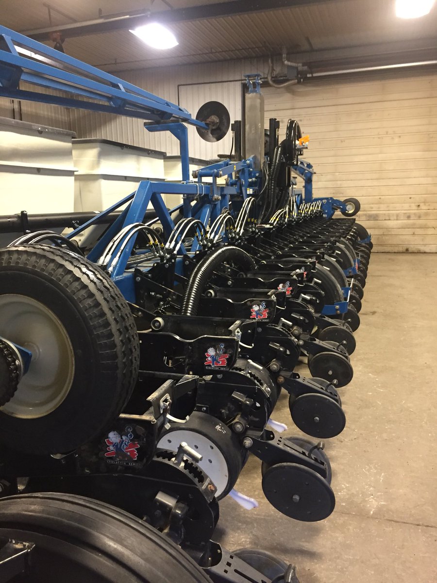 jamiedilliott's tweet photo. Work continues in the shop on this build. 16 rows of Precision Planting vDrive and Delta Force along with a new dry fert. kit. Customer will have a nice planter for #plant18 and will only have to call @KearneyPlanters for all his service needs! https://t.co/TrJnT0jWhQ