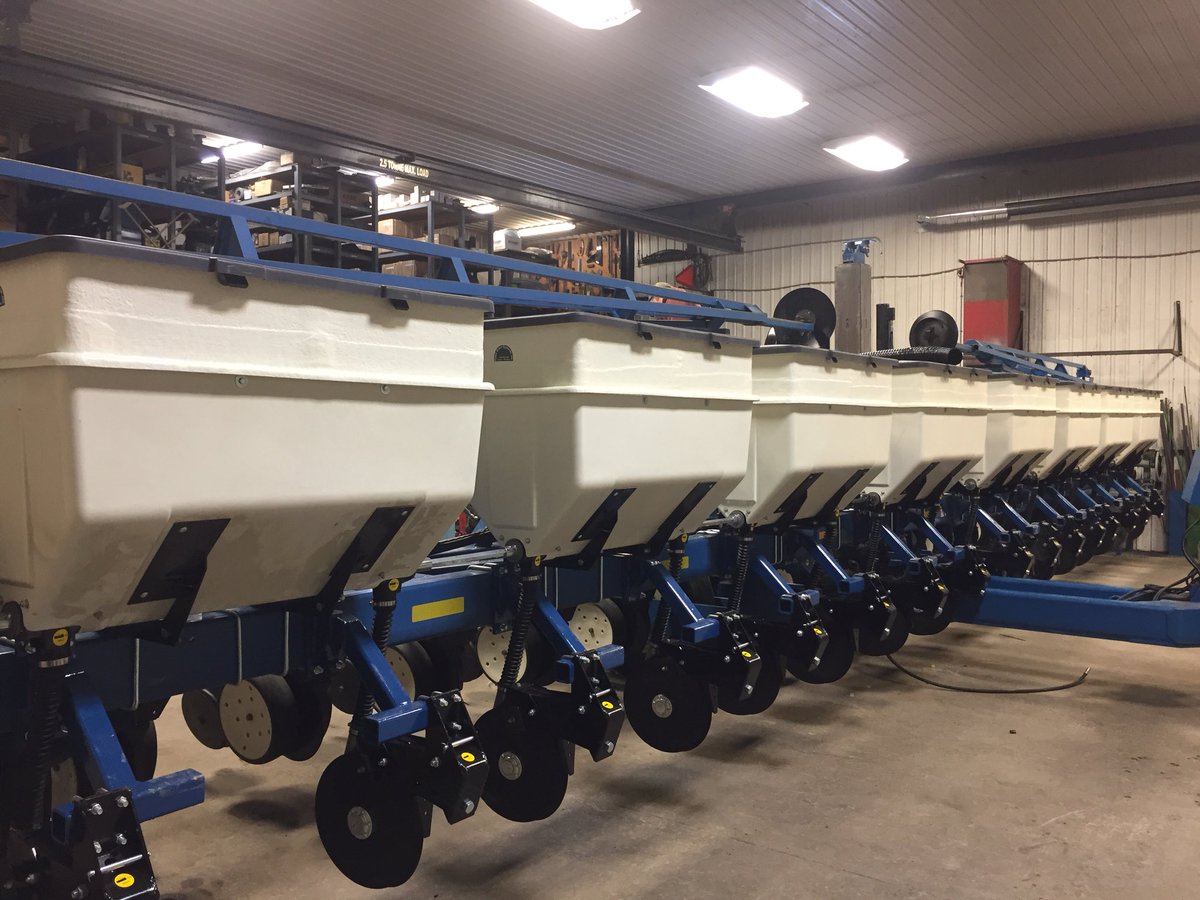 jamiedilliott's tweet photo. Work continues in the shop on this build. 16 rows of Precision Planting vDrive and Delta Force along with a new dry fert. kit. Customer will have a nice planter for #plant18 and will only have to call @KearneyPlanters for all his service needs! https://t.co/TrJnT0jWhQ