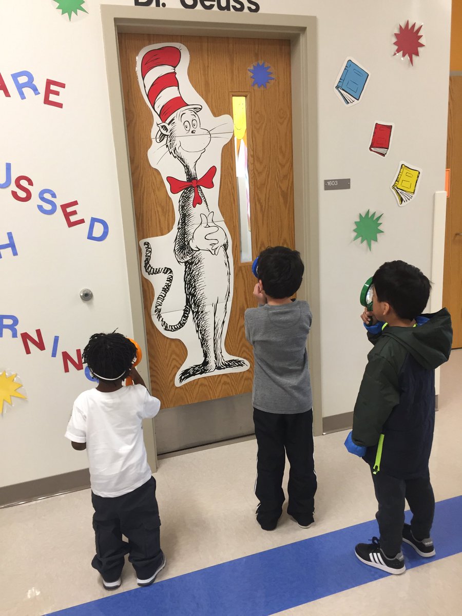 BealGeorgia's tweet photo. @RolesvilleES. Using our large magnifying glasses we found The Cat in The Hat! #ReadAcrossAmerica https://t.co/jR0v96sgrm