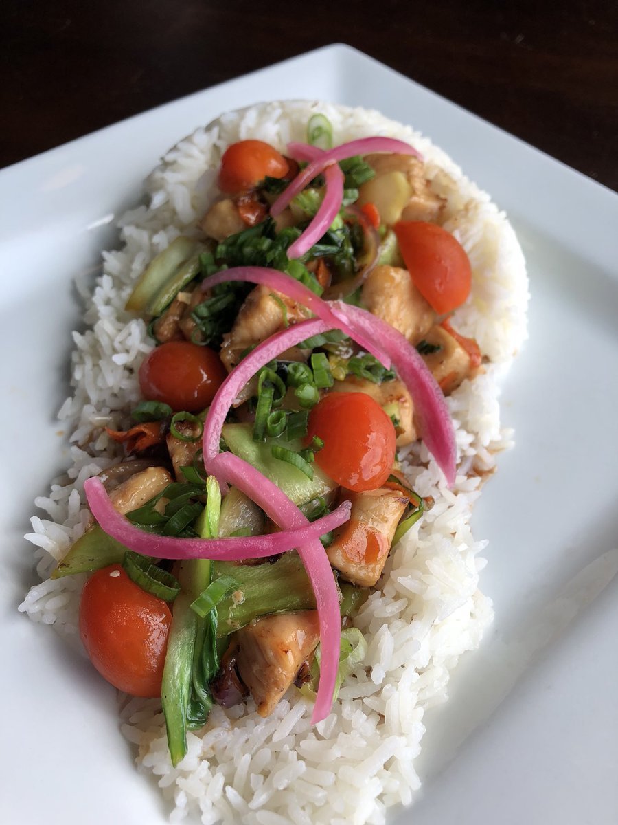 CovellPark's tweet photo. Swing into the weekend with our chicken vegetable medley. #Edmond #Okc #OkcEats #Foodie #OakTreeNational #KeepItLocal https://t.co/OxMGR28TUS