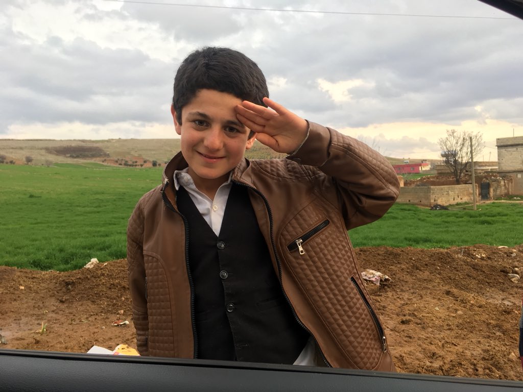 Şanlıurfa- Örencik Köyü. Yol sormak için konuştuk kardeşimizle. Asker selamı verip fotoğrafımı çekebilir misin diye rica etti. İnsan girmemiş topraklar gibi temizdi...