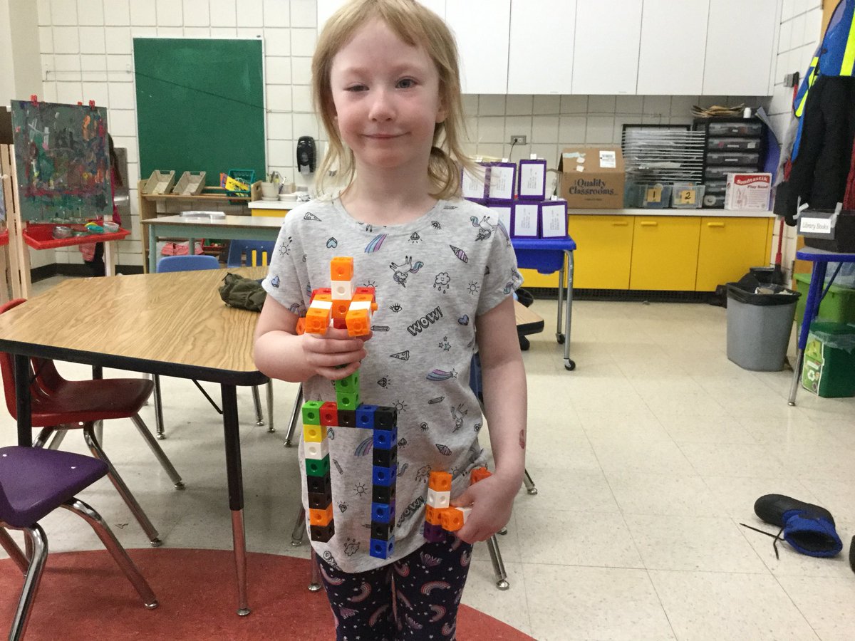 MsBottrell's tweet photo. We can build many different things with snap cubes! Lollipops, robots, ice cream sandwiches. #seshsd #hsdlearns https://t.co/bnpT9Z51vc