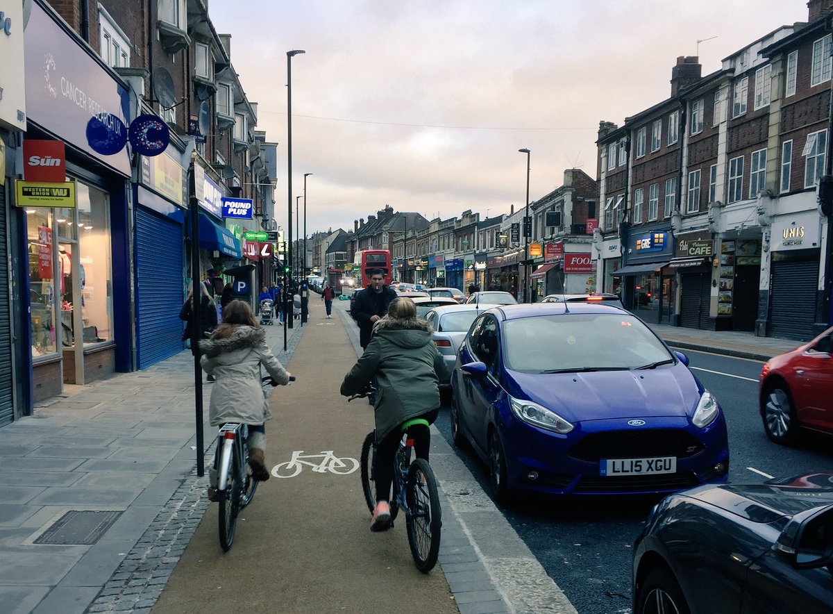 EnfieldCycling's tweet photo. Same stretch of the A105 in Palmers Green before and after the @CycleEnfield #MiniHolland work - from a traffic-dominated high street with no space for a child to cycle, to this. #FreedomForKids #BetterForBusiness @WeSupportEN_MH 2/2 https://t.co/NfV3yS592y