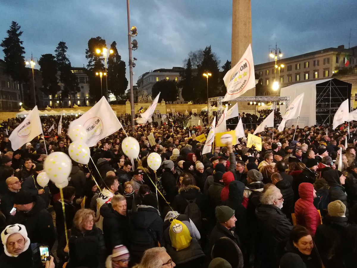 DaniloToninelli's tweet photo. In #PiazzaDelPopolo a #Roma giร migliaia di persone. Io non posso esserci per lottare fino all'ultimo per non lasciare l'amato territorio di Cremona e Lodi a quel dinosauro della politica di Daniela Santanchรจ. Il mio cuore รจ con voi!
#M5S #FuturoInProgramma #PartecipaScegliCambia https://t.co/TeyvwwUYw6