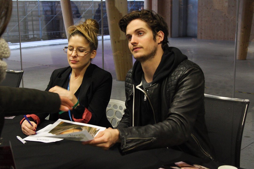 swiftpolin's tweet image. QUANT'E' BELLO RAGAZZI NON CE LA FACCIO MA QUELLA RAGAZZA AVANTI A LUI E' ANCORA VIVA RESPIRA ANCORA 118 #goodbyecon