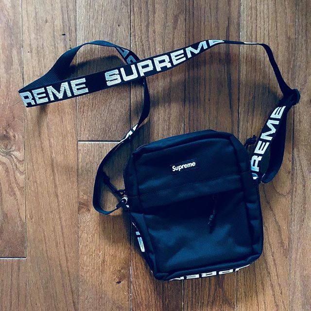 BKLYNJT's tweet photo. Wife is abusing me because of my murse. But she’s just hating because I’m going to be the flyest dad at the themepark/family vaca/by the pool this summer 😎⛱🎢🏖☀️. #itsasatchel #supreme #hypebeastdad #dadvibesonly https://t.co/tjtBhD0s2V https://t.co/XXWgkO8aGk