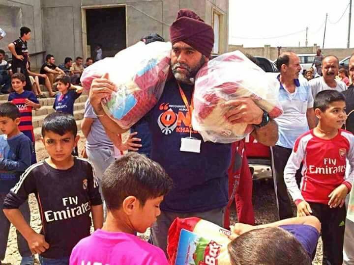 gokulgopal93's tweet photo. While people in the world were busy criticising the attacks & atrocities on common people of Syria, at that time some people reached Ground Zero & started relief work.. Salute 🙏🏻🙏🏻 @Khalsa_Aid #Syria #GenocideSyrianArmy #StopKillingInSyria https://t.co/8BgdxjO23f