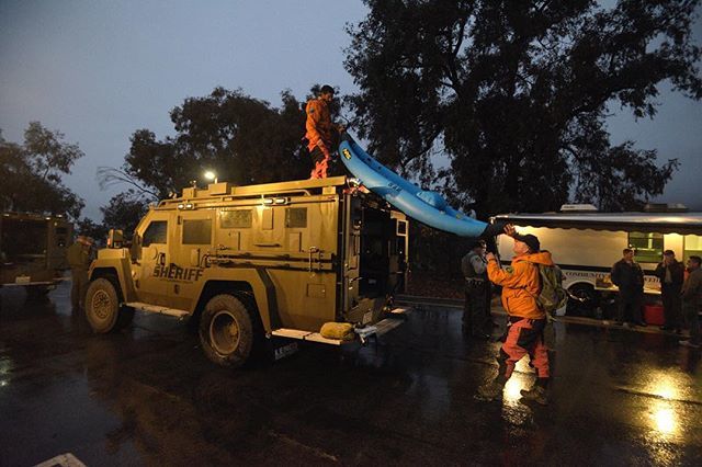 SBIndyNews's tweet photo. Santa Barbara emergency responders were prepared for the worst, with swift water rescuers and searchers positioned throughout the storm, but Montecito got the best outcome: a gentle rain
#sbindy https://t.co/XwlhLSzCxH https://t.co/jsklQtHQMG