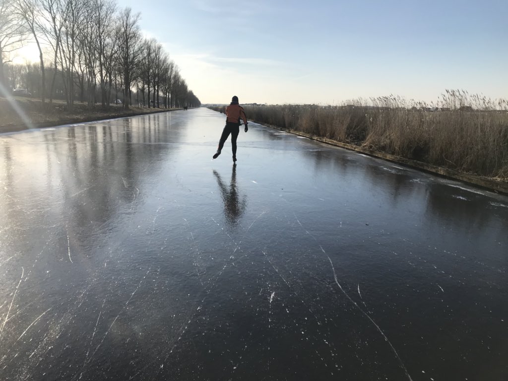 Schaatsen op #bonke #finish #elfstedentocht. Filmpje online op #FB met prachtig ijs van #tegeltjesbrug #elfstedenbruggetje naar #bonkevaart  . Week vorst te kort om @pietsweer n <a href="/Weerplaza/">Weerplaza.nl</a> te horen dat de woorden wel eens gesproken kunnen worden. #itgietoan <a href="/NPO1/">NPO 1</a>