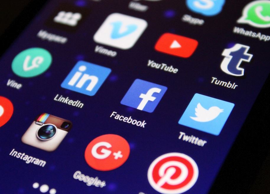 ABNExperts's tweet photo. Being on #socialmedia can be a risk but if you hide in your comfort zone you may face extinction #marketing https://t.co/Di9fBX0HMN