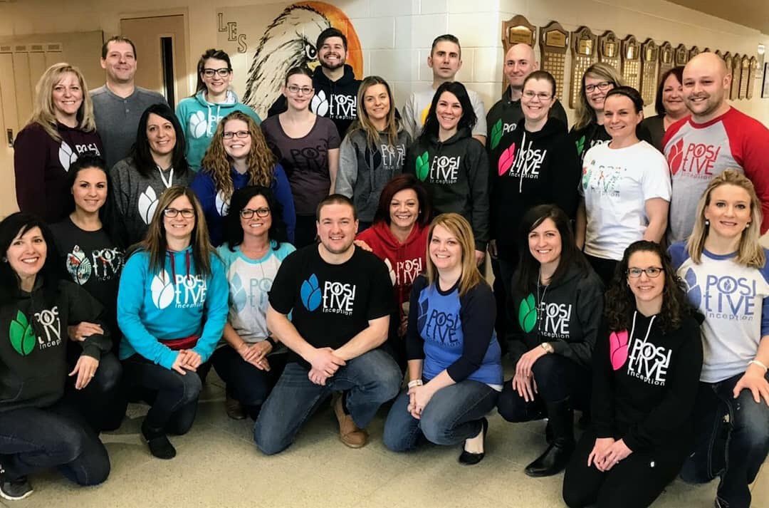 Fier de son ancien aigle, Ryan Benoit, le personnel de l'Horizon porte fièrement leurs chandails de @thepositiveinception en cette journée d'apprentissage professionnelle. Continue à répandre ton message de positivisme, Ryan <a href="/RyanBenoit93/">Ryan Benoit</a>