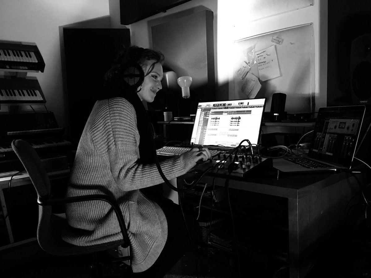 EvaOfficial_'s tweet photo. La musica non si ferma mai, le novità sono sempre più vicine... ❤️ 
@OTRlive @SonyMusicItaly https://t.co/1ZMzYPLgFb