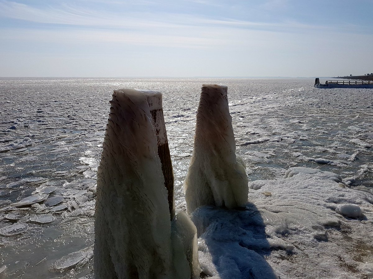 ArjaKastelein's tweet photo. Bevroren #ijsselmeer bij monument #afsluitdijk bij de #waddenkust #dezeekust #wadden #werelderfgoed #waddenzee #wad #fryslân https://t.co/n0anYEw7rR