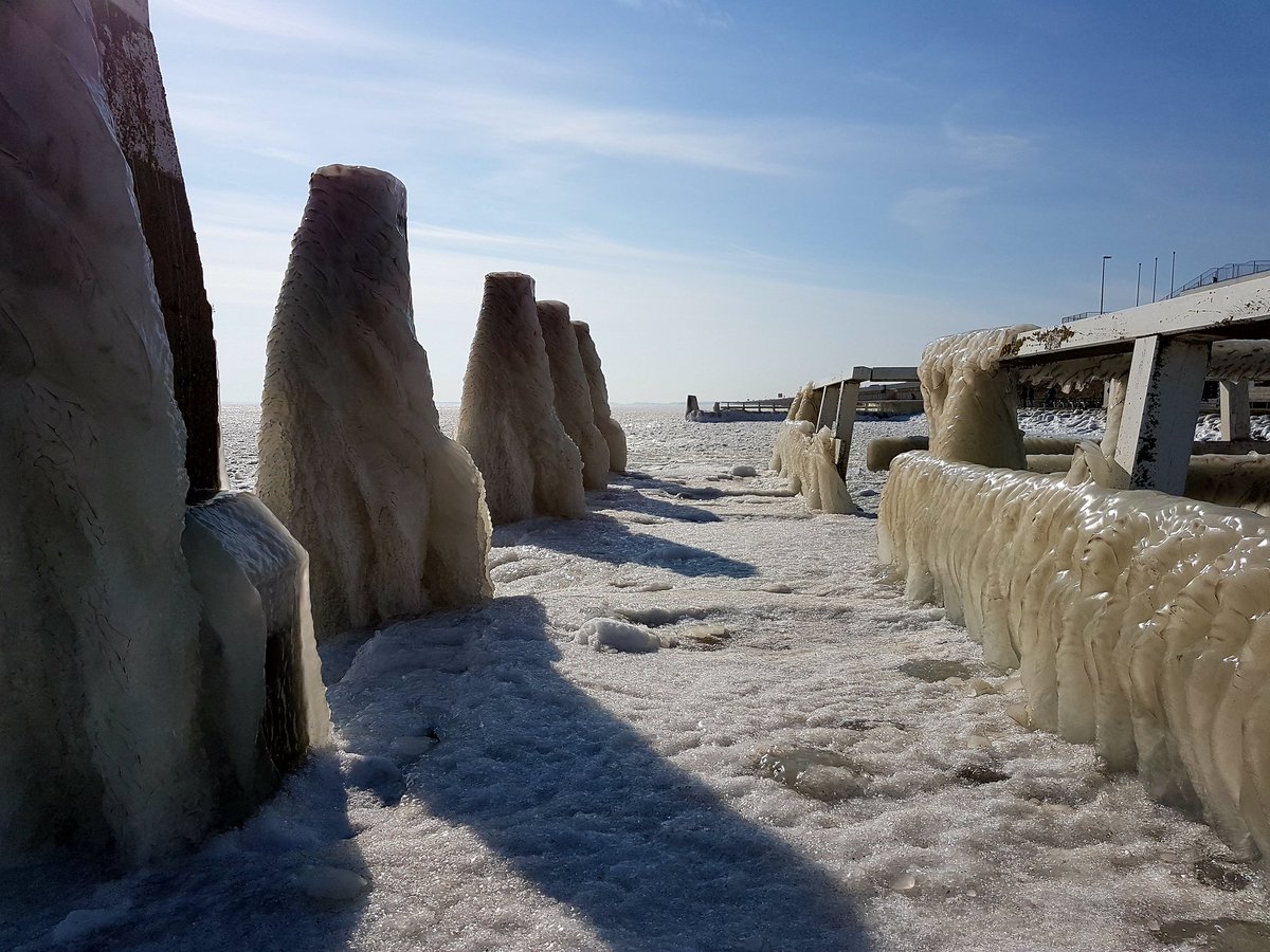 ArjaKastelein's tweet photo. Bevroren #ijsselmeer bij monument #afsluitdijk bij de #waddenkust #dezeekust #wadden #werelderfgoed #waddenzee #wad #fryslân https://t.co/n0anYEw7rR