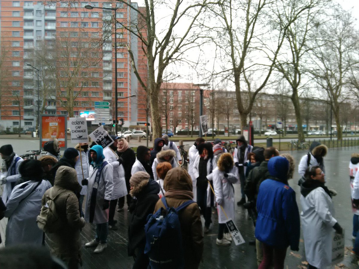 JulienPoix's tweet photo. Aux côtés des https://t.co/XTm4cWI0IR d'#Eolane à nouveau. Ils sont devenus demander audience au conseil regional @hautsdefrance. Frappé par la dignité de ces femmes et ces hommes qui demandent des garanties à leur direction concernant le contenu du PSE. @EspaceDesLuttes https://t.co/m2Hwn2a4F5
