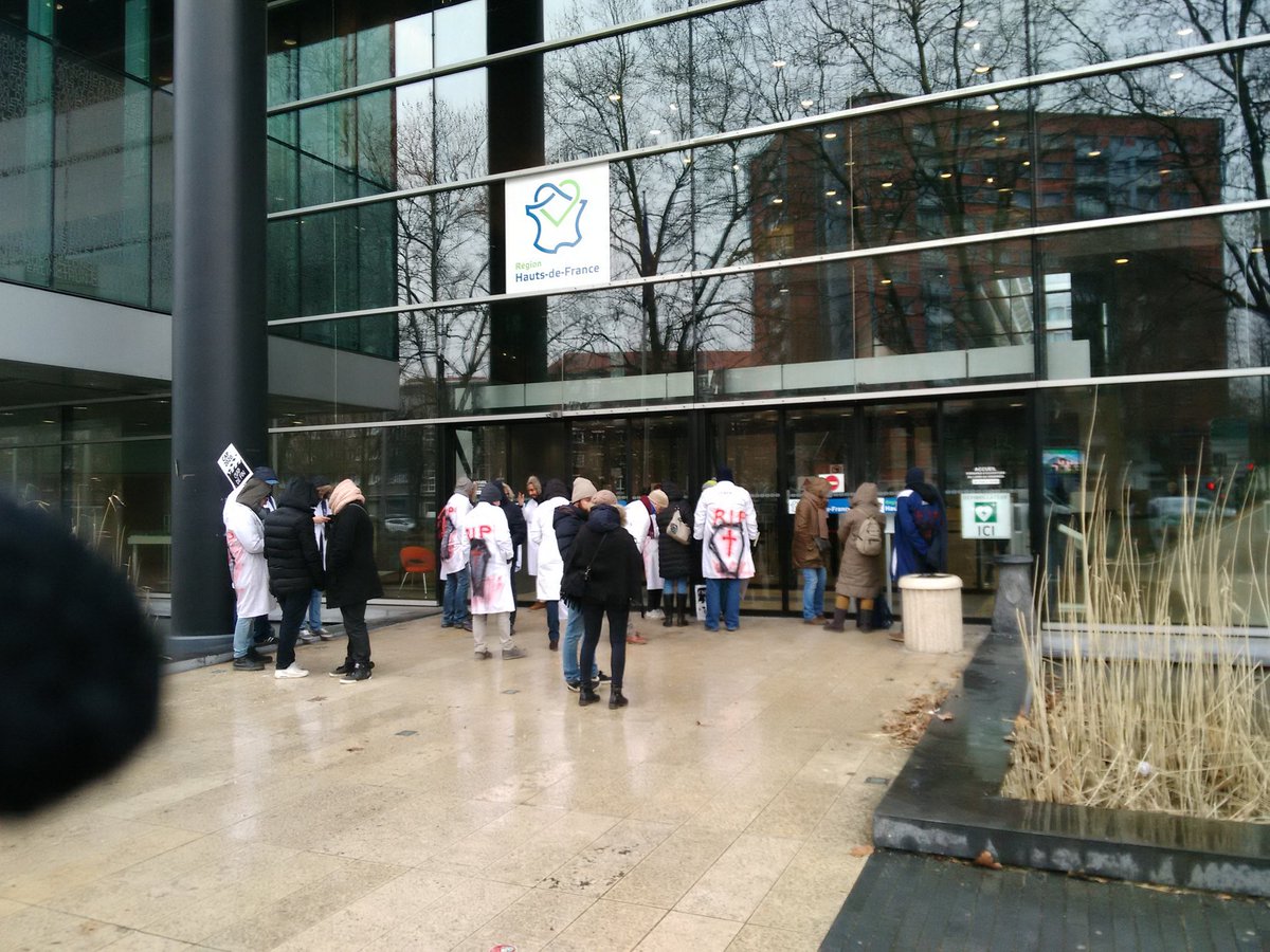 JulienPoix's tweet photo. Aux côtés des https://t.co/XTm4cWI0IR d'#Eolane à nouveau. Ils sont devenus demander audience au conseil regional @hautsdefrance. Frappé par la dignité de ces femmes et ces hommes qui demandent des garanties à leur direction concernant le contenu du PSE. @EspaceDesLuttes https://t.co/m2Hwn2a4F5