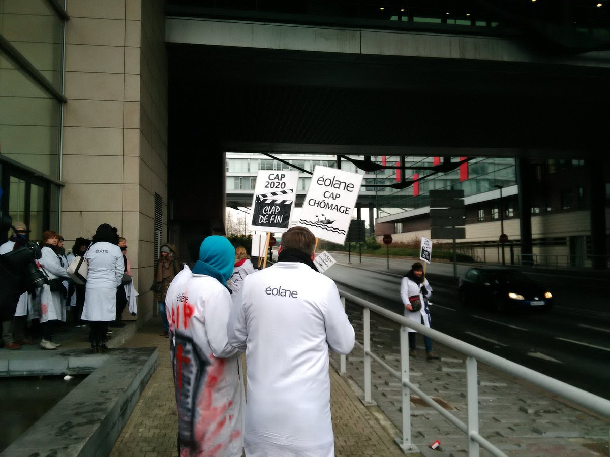 JulienPoix's tweet photo. Aux côtés des https://t.co/XTm4cWI0IR d'#Eolane à nouveau. Ils sont devenus demander audience au conseil regional @hautsdefrance. Frappé par la dignité de ces femmes et ces hommes qui demandent des garanties à leur direction concernant le contenu du PSE. @EspaceDesLuttes https://t.co/m2Hwn2a4F5