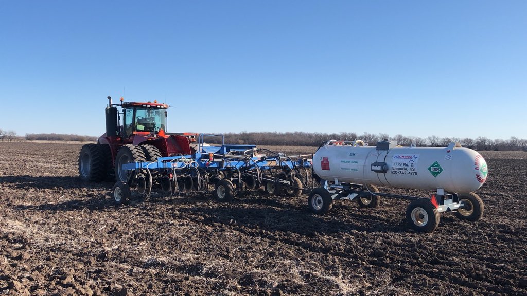 jaxlef14's tweet photo. 3 more tanks and we will be done shooting gas! It’ll be corn planting time before we know it!
#PrePlant https://t.co/hZXuPos932