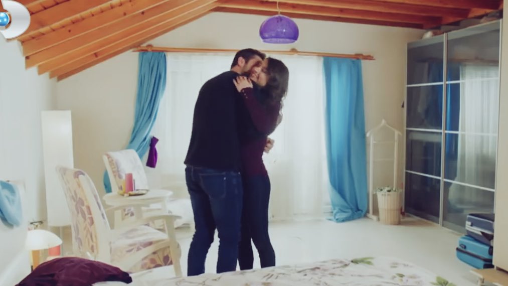 thelrviya's tweet photo. "Bu, senden bir şey saklıyorum 
bakışı."
-Kim ? Ben mi ? 😹❤️ #SavMer 
#AyçaAyşinTuran #FurkanAndıç https://t.co/SUfWeA6kUz