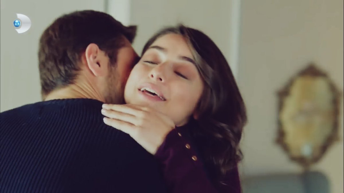 thelrviya's tweet photo. "Bu, senden bir şey saklıyorum 
bakışı."
-Kim ? Ben mi ? 😹❤️ #SavMer 
#AyçaAyşinTuran #FurkanAndıç https://t.co/SUfWeA6kUz