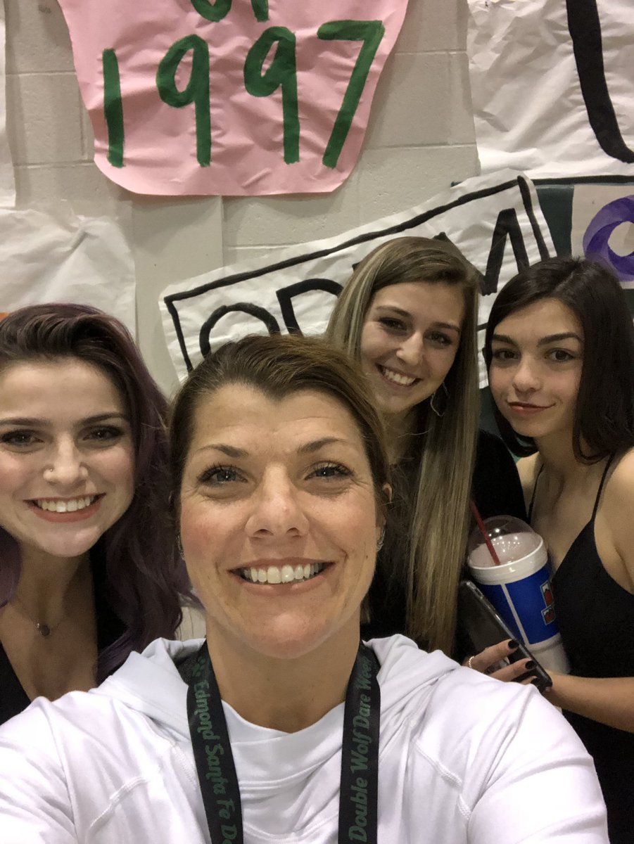 thompson_bio's tweet photo. These lovely juniors raising money for the @CavettKids #DWDW18 https://t.co/abT9gTc5C1
